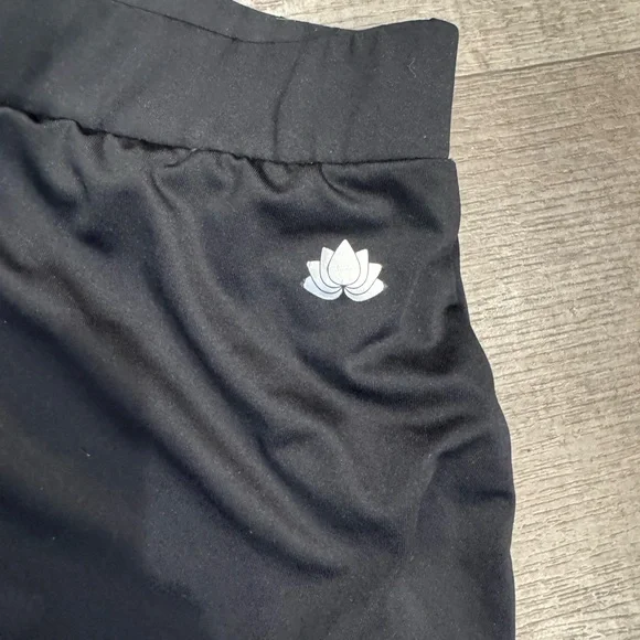 Elegant Black Skirt with Leggings - Picture 2 of 5